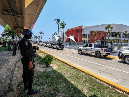 Policías estatales resguardan las instalaciones donde se llevara a cabo la Convención Bancaria 2024, en Acapulco.