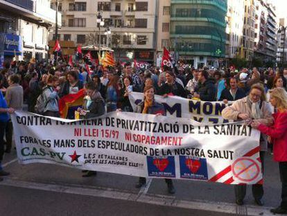 Pancarta que abr&iacute;a la manifestaci&oacute;n en Valencia en contra de los recortes en sanidad.