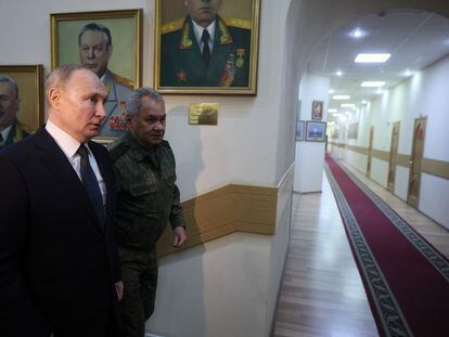 El presidente de Rusia, Vladimir Putin, acompañado por el ministro de Defensa, Sergei Shoigu, visita el cuartel general de las tropas involucradas en la campaña militar ucrania, en Rostov, Rusia.