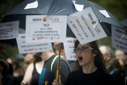 Empleats de CatalunyaCaixa protesten per l'ERO aquest dimecres.