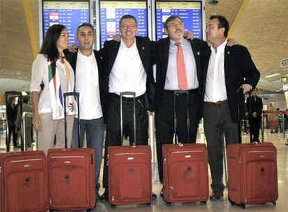 De izquierda a derecha, Coghen, Blanco, Gallardón, Lissavetzky y Cobo, en Barajas antes de volar a Copenhague.