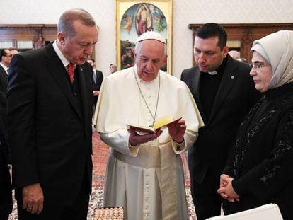 El papa Francisco, junto al presidente turco, Recep Tayyip Erdogan, y su esposa, Emine Erdogan, en el Vaticano el pasado 5 de febrero.