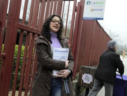 Vicky Molina posa delante de la oficina de Lanbide, en Lasarte (Gipuzkoa).