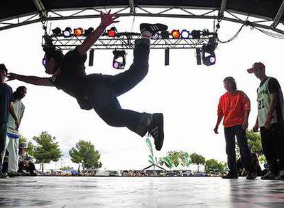 Un participante en la final del concurso de <i>breakdance</i> en el festival Cultura Urbana.