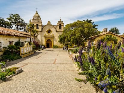 La Misión de San Carlos Borromeo, fundada por el español fray Junípero Serra.