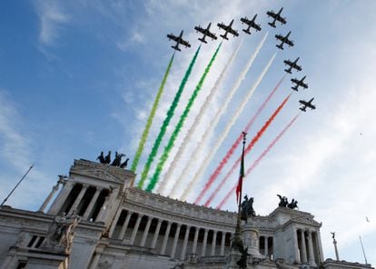 Aviones militaris forman la bandera italiana sobre el monumento al soldado desconocido este jueves en la plaza Venecia de Roma. 