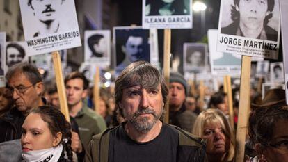 Manifestantes en una marcha por los 197 desaparecidos durante la dictadura cívico-militar (1973-1985), en Montevideo en junio de 2023.