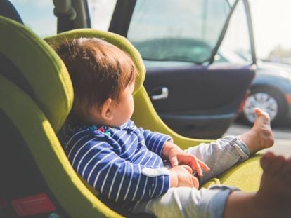 Los peligros de dejar a los niños solos dentro del coche