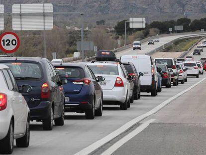 FOTO: Una caravana de coches este domingo en la A-3, en dirección Madrid, a su paso por Arganda. / VÍDEO: Imágenes de un conductor a la altura del kilómetro 200 en la A-4.