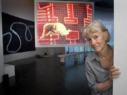 Joan Jonas, ayer, ante una de sus piezas instaladas en el Macba de Barcelona.