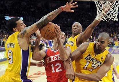 Evan Turner intenta encestar ante la presencia de los jugadores de los Lakers Mat Barnes, Lamar Odom y Andrew Bynum.
