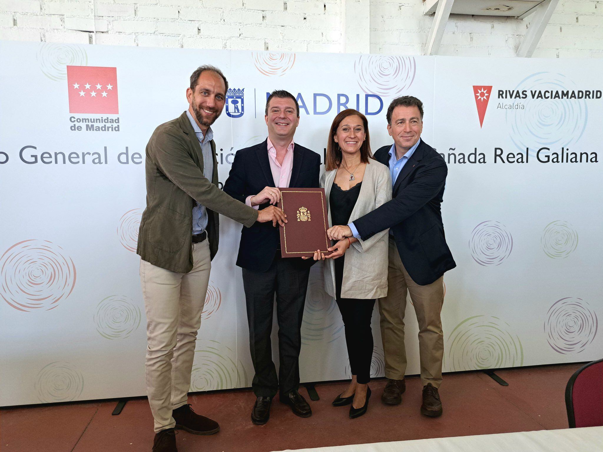 El secretario de Estado de Vivienda y Agenda Urbana, David Lucas; el consejero de Vivienda, Transportes e Infraestructuras, Jorge Rodrigo; el delegado de Políticas de Vivienda y presidente de la Empresa Municipal de la Vivienda y Suelo de Madrid, Álvaro González y la alcaldesa de Rivas, Aída Castillejo.