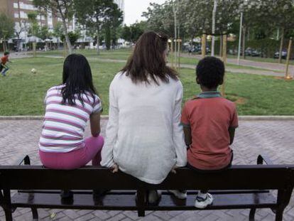Los dos menores flanquen a su madre en un parque de Sevilla.