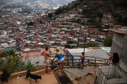 Miyanllela Fernández habla con sus vecinos en el caraqueño barrio de Petare. 