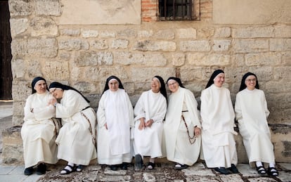 Monasterio Sancti Spiritus El Real de Toro (Zamora).
La fotógrafa y arquitecta ferrolana Ana Amado retrata a un grupo de monjas de clausura con las que convivió ocho días en este monasterio de la localidad zamorana de Toro. La foto destila la alegría y la paz que transmiten estas dominicas. Una visita guiada al monasterio del siglo XIV permitirá conocer la historia de este emblemático monumento, que además cuenta con hospedería. Fieles al lema ‘ora et labora’, estas religiosas elaboran una deliciosa repostería que el visitante se puede llevar como recuerdo, ayudando así al mantenimiento de este enclave del rico patrimonio artístico español.