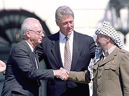 El 13 de septiembre de 1993, Yasir Arafat y el entonces primer ministro israelí Isaak Rabin firmaron la declaración de los Acuerdos de Oslo.