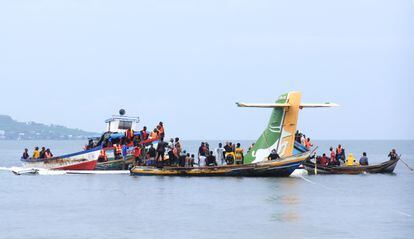 Los servicios de emergencia rescatan a los pasajeros del avión estrellado este domingo en el lago Victoria, en Tanzania.