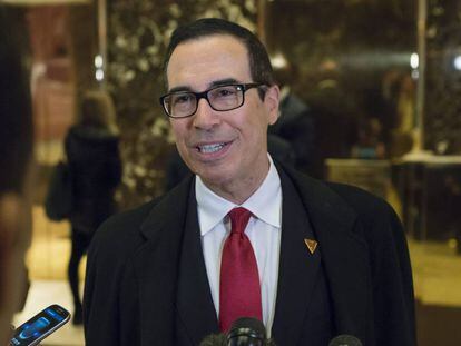 Steven Mnuchin llega a la Torre Trump en Nueva York, este miércoles.