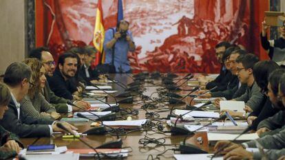 Representantes del PSOE, Podemos, IU y Comprom&iacute;s durante la reuni&oacute;n que han mantenido esta tarde en el Congreso.