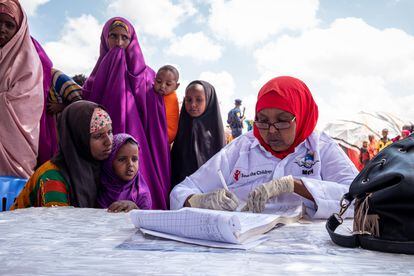 Una enfermera de Save the Children escribe una receta en el asentamiento de desplazados internos de Luglow (Somalia).