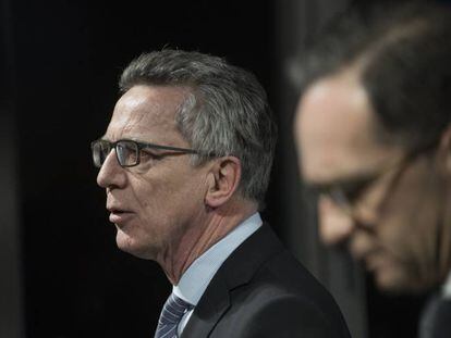 Los ministros alemanes del Interior, Thomas de Maizi&egrave;re, y de Justicia, Heiko Maas, en la presentaci&oacute;n en Berl&iacute;n de las nuevas medidas contra el terrorismo. 