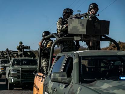 Un convoy de militares en la carretera rumbo a la sindicatura de Jesús María en Culiacán.
