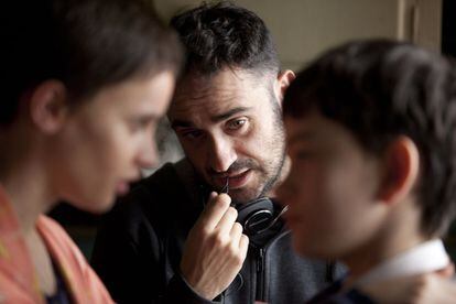 El director Juan Antonio Bayona (c), en el rodaje de su película "Un Monstruo viene a verme", con los actores Felicity Jones (i) y Lewis MacDougall (d).