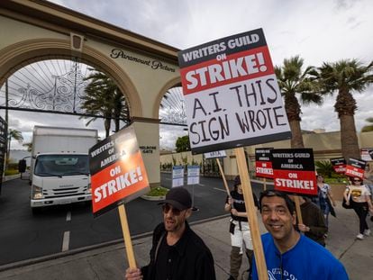 Imagen de una protesta de guionistas frente a los estudios de Paramount en Los Ángeles.