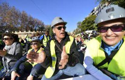 Medio millar de vecinos de Belmez (Córdoba) a su llegada hoy a la capital cordobesa donde ha concluido una marcha a pie de cuatro días para reivindicar las ayudas del Plan Miner pendientes desde 2010.