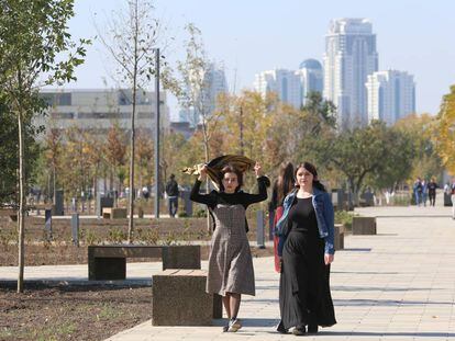 Dos mujeres pasean por una avenida de Grozni en 2018.