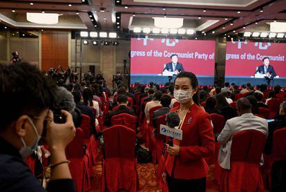 Una periodista informa ante las cámaras sobre el congreso del Partido Comunista de China, el 21 de octubre en Pekín. 