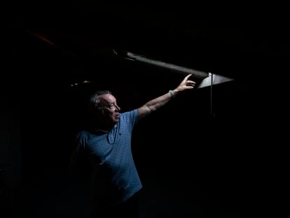 El vecino Pedro García, de 73 años, señala la cubierta de uralita de su edificio en el barrio San Pascual en Madrid.