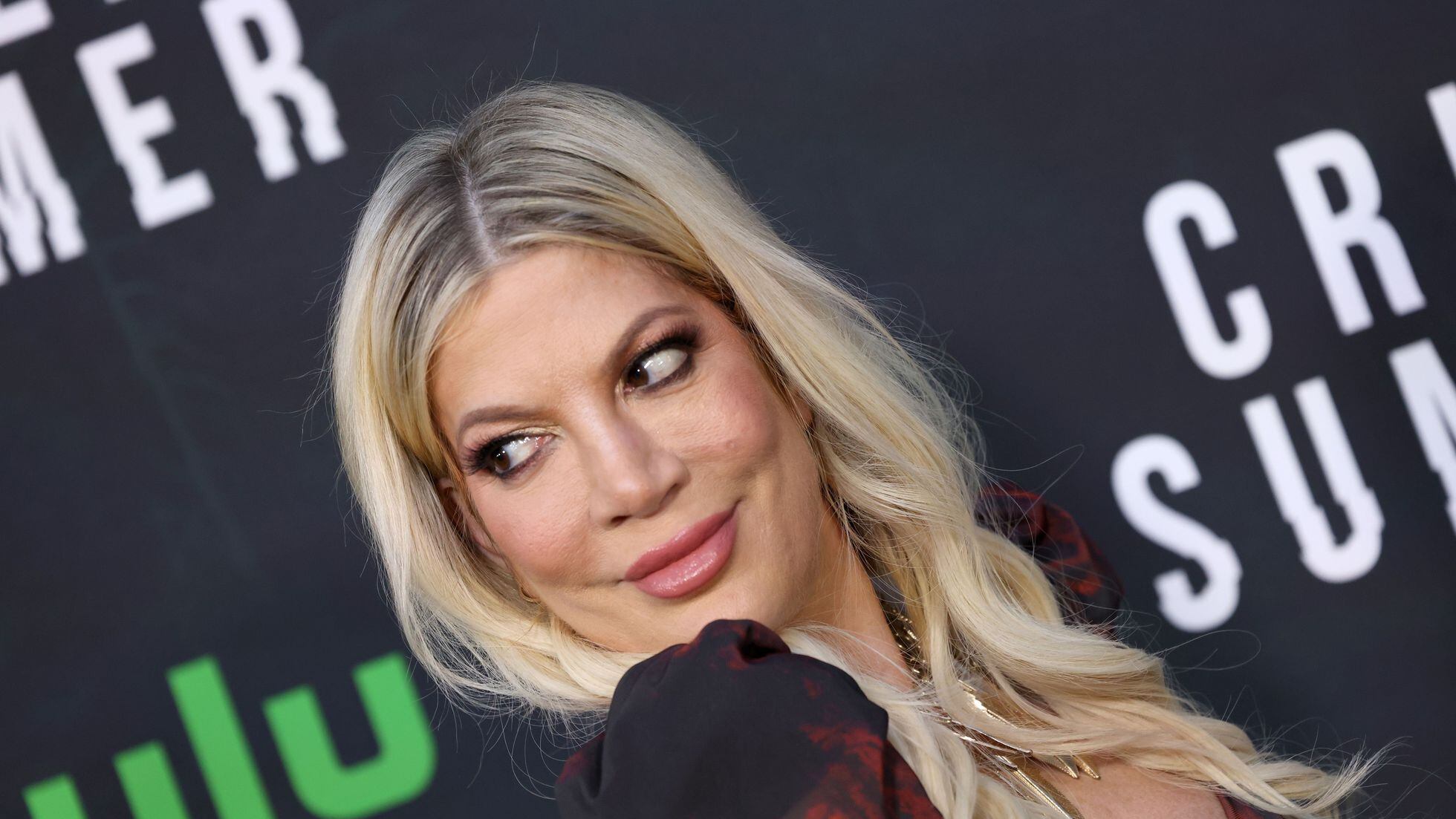 Tori Spelling sufre su en sima ca da en desgracia de la mansi n