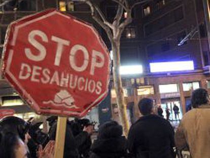 Protesta convocada por la plataforma Stop Desahuicios, en Zaragoza, en defensa de la Iniciativa Legislativa Popular (ILP) por la daci&oacute;n en pago retroactiva, la moratoria de desahucios y el alquiler social.