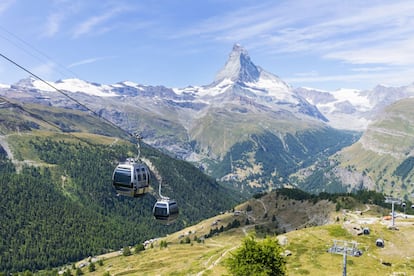 Con 3.883 metros, el Klein Matterhorn (en la foto) es el pico más alto de los Alpes Peninos, con vistas a Zermatt, en el cantón suizo de Valais. También es <a href="https://www.matterhornparadise.ch/en" target="_blank">el lugar más alto de Europa al que se puede llegar por teleférico</a>, así como por cualquier otro medio de transporte. Desde finales de 2018, 25 modernas cabinas discurren en paralelo a la vieja línea de teleférico (que aún sigue funcionando) hasta la estación de montaña más elevada del continente. Cuatro de ellas son góndolas especiales 'Crystal ride', en las que se han utilizado miles de cristales de Swarovski. Gracias a su suelo enteramente de vidrio, los viajeros pueden sentirse literalmente suspendidos a escasos 170 metros del glaciar. Al llegar arriba les espera una plataforma de observación convertida en uno de los grandes iconos de Zermatt. Esquiadores, alpinistas, escaladores y fotógrafos de todo el mundo disfrutan cada año de una de las mayores panorámicas de los Alpes, abarcando un impresionante rosario de cumbres de más de 4.000 metros, desde el Mont Blanc y el Grand Paradiso, al Matterhorn y el Macizo del Mischabel.