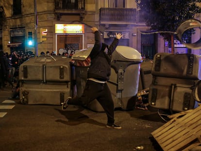 Un manifestante tira un objeto hacia las fuerzas de seguridad, este domingo en Barcelona. En Vídeo: Sexta noche de protestas en Barcelona en apoyo al rapero Pablo Hasél.