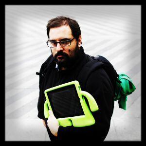 Stéphane Grueso. Director de cine sevillano de 39 años, conocido rostro del 15-M. Hace 'streamings' con su iPad.