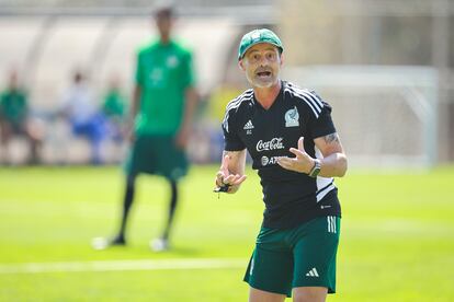 The coach of Mexico, Diego Cocca, during a training session with the national team.