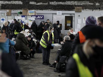 Refugiados ucranios recibían comida el miércoles en la estación de autobuses de Lublin, Polonia.