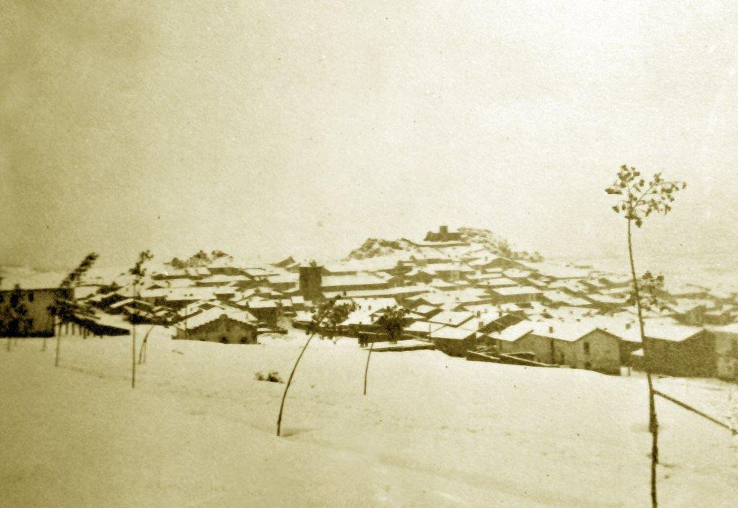 Bronchales (Teruel), completamente cubierto de nieve el 19 de julio de 1932.