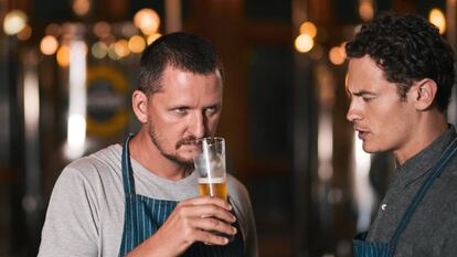 Estos son los héroes que trabajan en agosto para que te bebas una cerveza fría en la playa