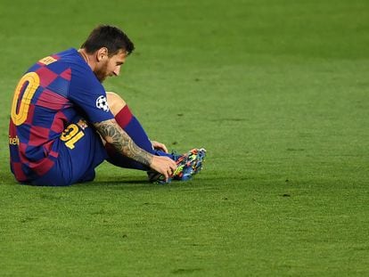 El jugador argentino del Barça. Lionel Messi, se ajusta la bota en el partido de la Champions frente al SSC Napoli en agosto.