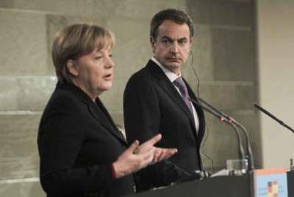 Angela Merkel y José Luis Rodríguez Zapatero comparecen tras la cumbre bilateral que tuvo lugar en febrero pasado, en Madrid.