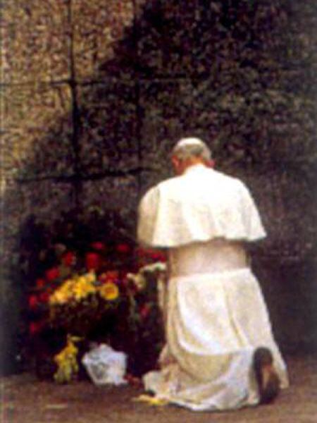 El papa Juan Pablo II, rezando en Auschwitz (Polonia).