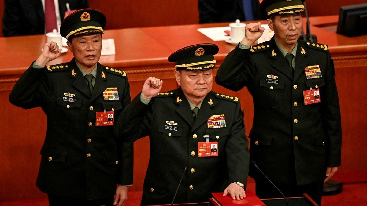 Zhang Youxia (en el centro) jura el cargo como nuevo vicepresidente de la Comisión Militar Central, el pasado día 11, durante la Asamblea Nacional Popular, en Pekín.