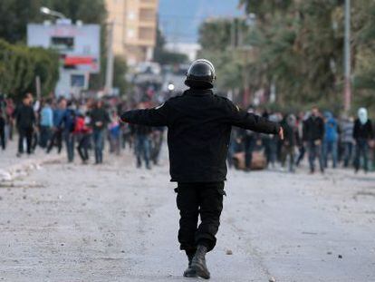 Manifestantes tunecinos se enfrentan a la polic&iacute;a en Siliana.