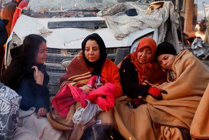 Un grupo de mujeres se calentaba este miércoles alrededor de un fuego junto a los escombros del terremoto en Kahramanmaras (Turquía).