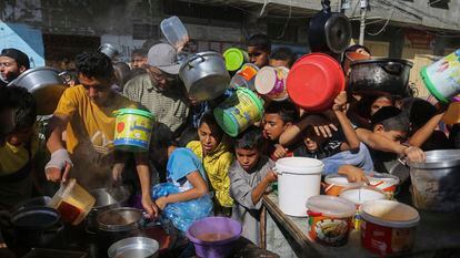 Un grupo de palestinos se agolpa para intentar acceder a la distribución de comida en Rafah, al sur de la Franja de Gaza, el 8 de noviembre pasado.