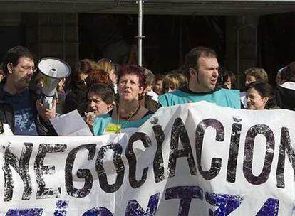 Trabajadores del Servico Vasco de Salud se han manifestado delante del hospital de Santiago de Vitoria.