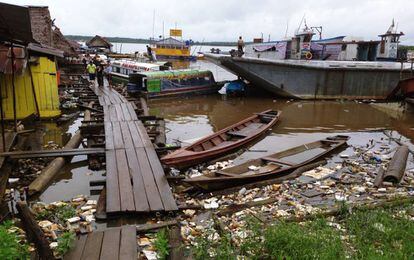 Las basuras cubren la superficie del río Amazonas en el puerto de Bellavista-Nanay, en Iquitos, Perú. 